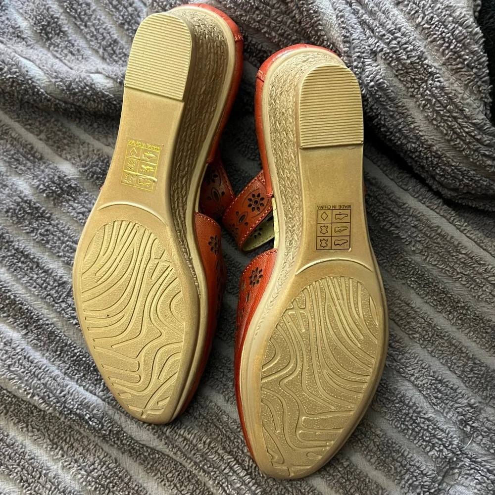 Spring Step Wedge Shoes - Picture 8 of 9